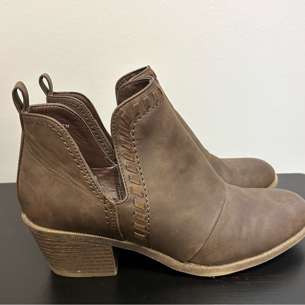 Women’s Size 7 Brown Ankle Boot